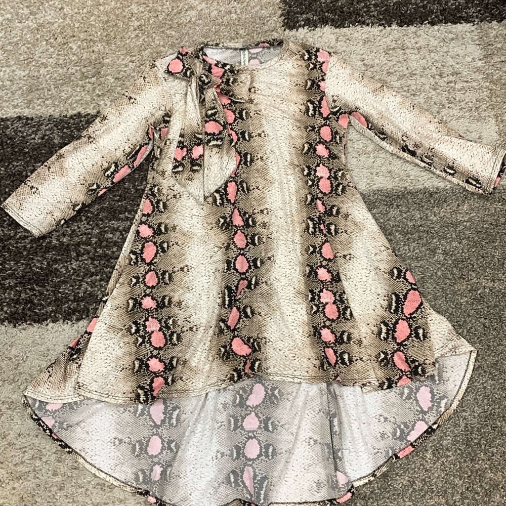 Ruffles & Mudpies brand w/detachable bow. Brown, tan, cream and pink snakeskin.